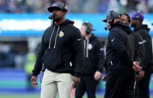 Os Vikings chegaram a uma extensão de contrato com o DC Brian Flores, que permanecerá em Minnesota se não conseguir o cargo de treinador principal.