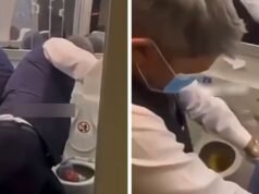 Tripulação de voo forçada a carregar fezes do banheiro para a pia durante viagem de 15 horas