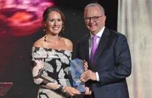 Astronauta pioneira Katherine Bennell-Pegg eleita Australiana do Ano