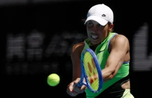 O atual campeão Keys supera oscilações no meio do set para sair vitorioso