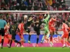 A invencibilidade do Bayern na Bundesliga foi ampliada com uma vitória de recuperação por 2-1 na fase de Augsburgo