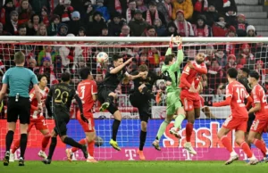 A invencibilidade do Bayern na Bundesliga foi ampliada com uma vitória de recuperação por 2-1 na fase de Augsburgo