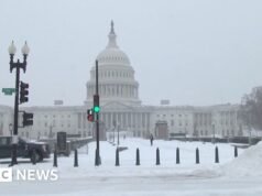 Tempestades de inverno varrem os Estados Unidos enquanto milhões sofrem cortes e interrupções de energia