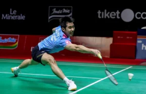 Lo Keen Yew, de Cingapura, vence as oitavas de final do Masters da Indonésia, vingando sua derrota para Zaki Ubaidilla nos Jogos SEA