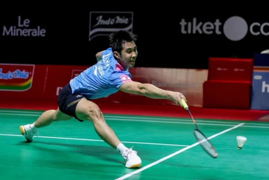 Lo Keen Yew, de Cingapura, vence as oitavas de final do Masters da Indonésia, vingando sua derrota para Zaki Ubaidilla nos Jogos SEA