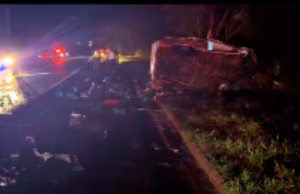 Motorista morre em acidente entre carro e kombi no interior de SP