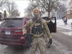 Nos EUA, um juiz federal concluiu que o ICE já violou 96 ordens judiciais em 2026.