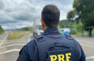 Motociclista morre após ser atingido por telha que caiu de caminhão na BR-262