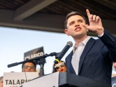 Os democratas lançaram grupos de bancada apoiando candidatos famosos em ascensão