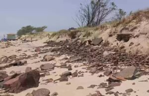 Asfalto RS invade praias litorâneas após ressaca