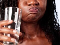 Pare de enxaguar depois de escovar os dentes. A razão é a seguinte