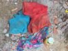 Voluntários encontram novas peças de roupa infantil em uma área de mato enquanto procuram pelos irmãos desaparecidos de Bakabaal.