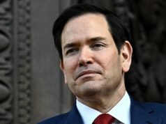 A administração Trump revogou mais de 100.000 vistos em uma repressão recorde do Departamento de Estado