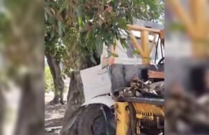 Após acidente em Piraju, caminhoneiro bateu em árvore e ficou preso nos escombros