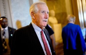 King, democrata levanta ameaça de paralisação do governo opondo-se ao financiamento do DHS