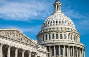 Os democratas lideram os republicanos na nova pesquisa, 48% a 43% nas pesquisas de meio de mandato