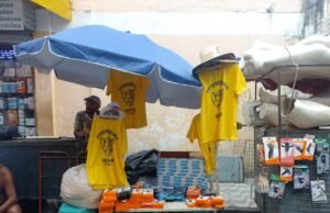 Camisa bloco usada por Wagner Mora em ‘O Agente Secreto’ ganha versão ‘não oficial’ e é vendida no Camelódromo do Recife