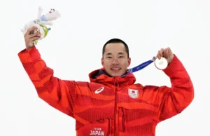 O snowboarder japonês Kimura ganha medalha de ouro no big air