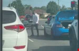 Espadas desembainhadas em terrível confronto violento no trânsito em Epping