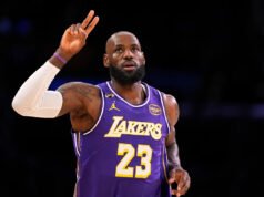 LeBron James se torna o jogador mais velho com triplo-duplo na vitória do Lakers por 124 a 104 sobre o Mavericks