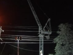 Adolescente resgatado após ficar preso a 30 metros de altura em guindaste em Melbourne