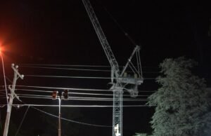 Adolescente resgatado após ficar preso a 30 metros de altura em guindaste em Melbourne