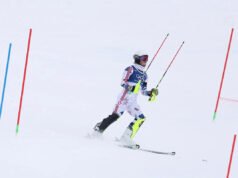 Jogos Olímpicos de Inverno de 2026: Atle Lee McGrath da Noruega lança bastões e deita-se na neve após surpresa DNF no slalom