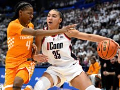 O número 1 da UConn abriu um jogo acirrado com uma derrota de 30 pontos contra o número 15 do Tennessee para melhorar para 23-0.