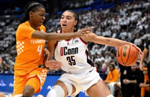 O número 1 da UConn abriu um jogo acirrado com uma derrota de 30 pontos contra o número 15 do Tennessee para melhorar para 23-0.