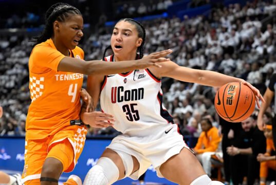 O número 1 da UConn abriu um jogo acirrado com uma derrota de 30 pontos contra o número 15 do Tennessee para melhorar para 23-0.