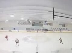 O vídeo mostra jogadores de hóquei e fãs correndo para se proteger depois que tiros foram ouvidos durante o jogo