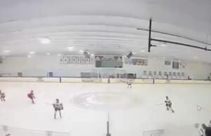 O vídeo mostra jogadores de hóquei e fãs correndo para se proteger depois que tiros foram ouvidos durante o jogo