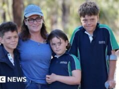 Uma chamada de emergência libertou o menino que nadou por horas para salvar sua família