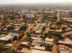 O vídeo mostra militantes do EI armados circulando livremente na pista de um aeroporto durante o ataque no Níger.