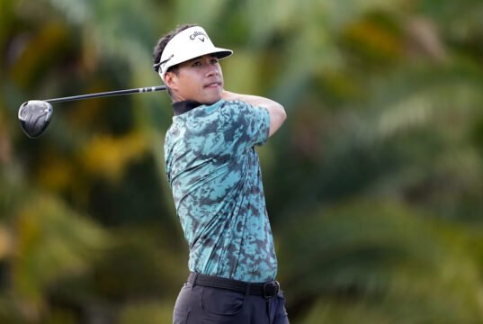 Sem camisa, sem sapatos, sem problema: Isaiah Salinda acerta tiro de resgate aquático no Cognizant Classic