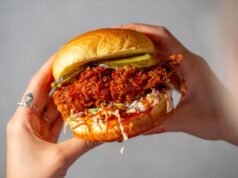 A rede de frango Sides, liderada pelo YouTuber, abrirá 15 novos restaurantes em 2026.