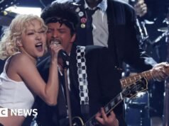 Rose e Bruno Mars dão início ao Grammy Awards