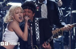Rose e Bruno Mars dão início ao Grammy Awards