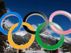 Menino é forçado a descer do ônibus na neve para desempenhar um papel na cerimônia de abertura do Milan-Cortina