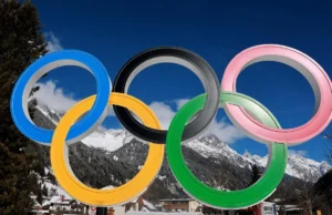 Menino é forçado a descer do ônibus na neve para desempenhar um papel na cerimônia de abertura do Milan-Cortina