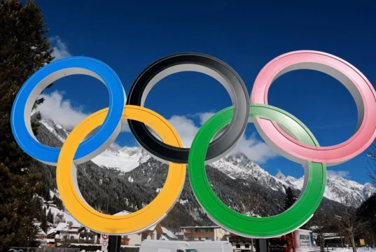 Menino é forçado a descer do ônibus na neve para desempenhar um papel na cerimônia de abertura do Milan-Cortina