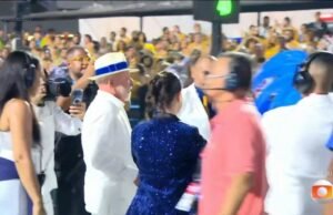 Após homenagem criticada por adversários, Lula postou foto com todas as escolas da Sapukai