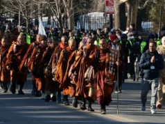 Caminhando pela paz: Monges chegam a Washington após viagem de 3.700 km