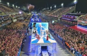 Vídeo: Pessoas ‘voam’ em drone gigante na Comissão da Frente da Portela