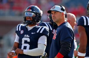 O técnico do Ole Miss QB, Joe Judge, diz que os comentários sobre as parceiras grávidas dos jogadores foram ‘tirados do contexto’