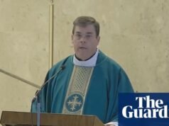 Mulher americana abre caso de estupro após acusar padre de comportamento violento, resolvido. Alabama