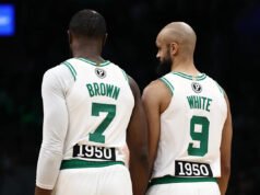 Os Celtics derrotaram os Bucks durante o NBA Pioneers Classic inaugural, homenageando os primeiros jogadores negros da liga