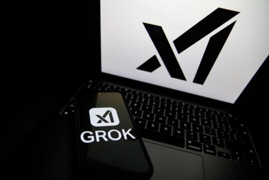 Coalizão pede ao governo federal que proíba Grok por conteúdo sexual não consensual