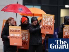 Os médicos residentes na Inglaterra votaram pela continuação da ação industrial pelos próximos seis meses. médicos