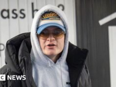 Filho da princesa herdeira da Noruega é ouvido chorando em julgamento por estupro